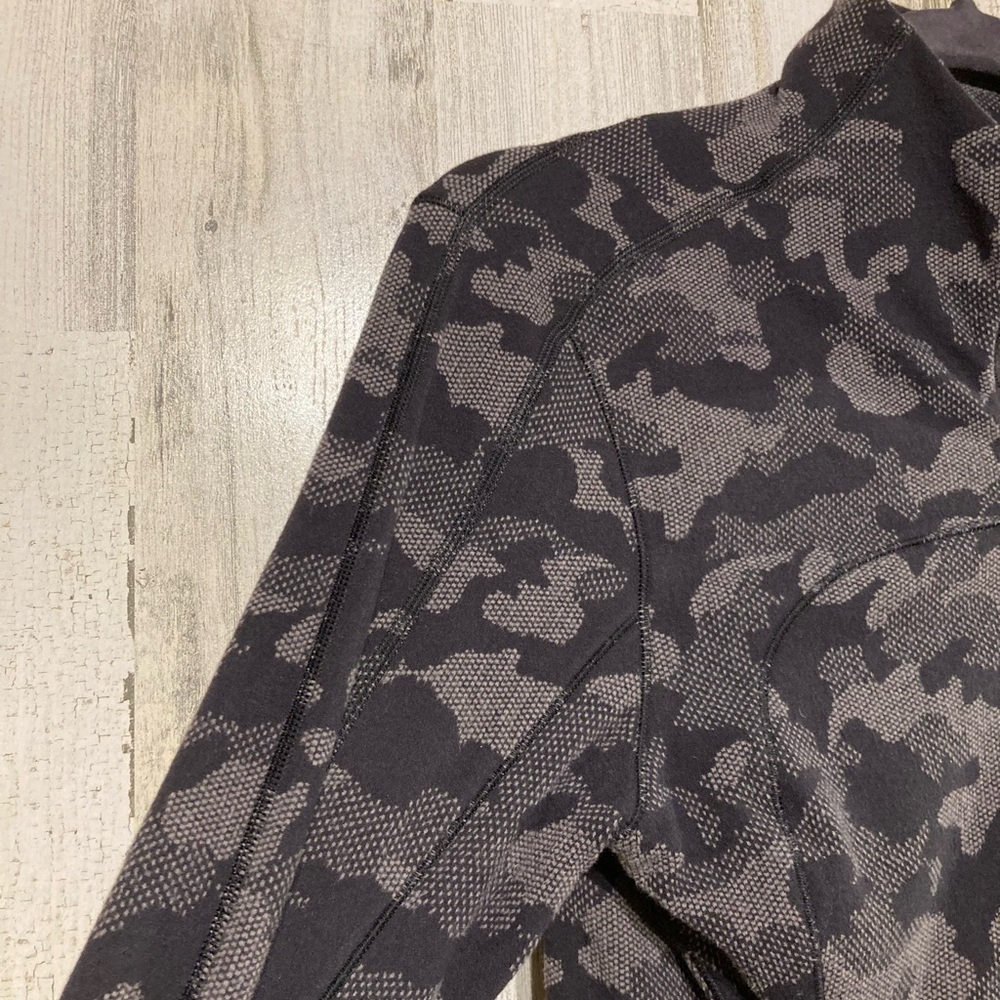 Lululemon Grey Black Camo Run Briskly 1/2 Zip Size 6 - Picture 4 of 13